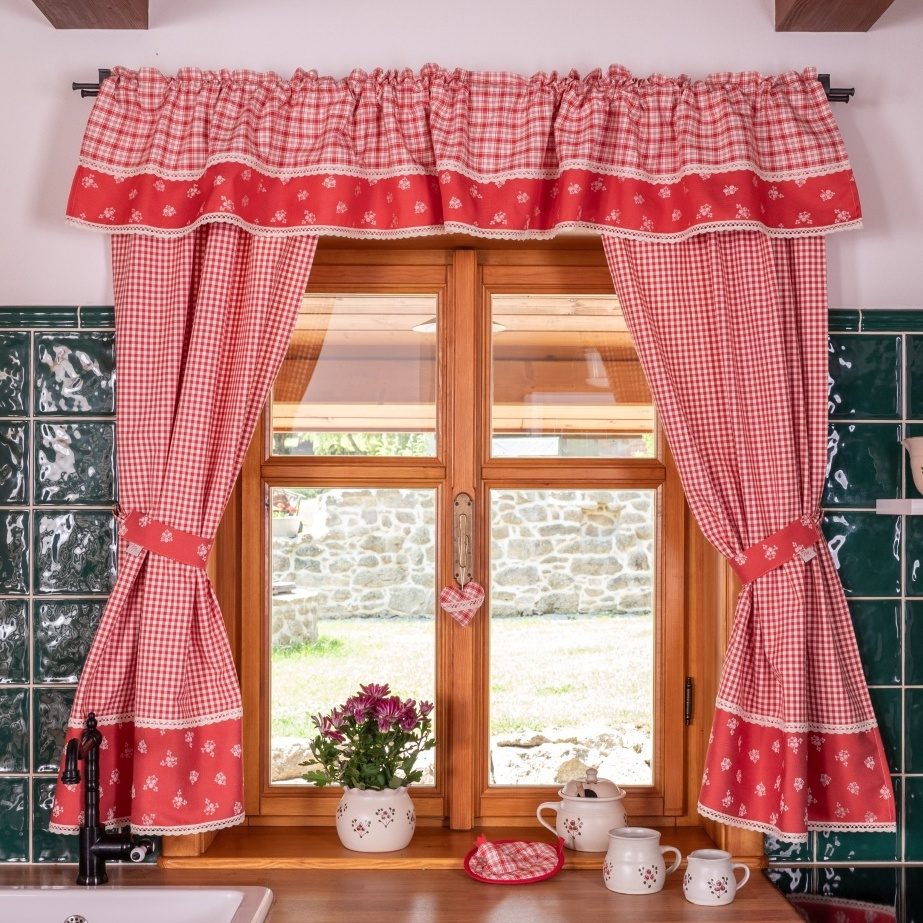 Červené kostkované závěsy