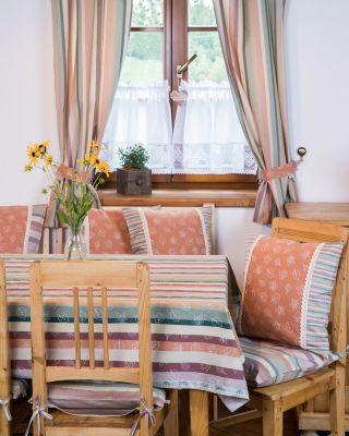 🍂 Podzimní prostření, které má duši 🌾 Stůl oblečený do podzimních barev – barevné pruhy a žakárový vzor Listnatý les spolu...