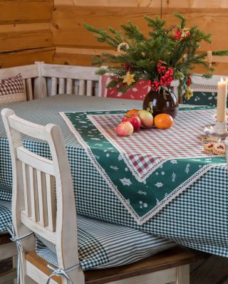 Tradiční Vánoce v červené a zelené ❤️💚 Kanafas, žakár, krajka – poctivá práce a hřejivý styl, který k Vánocům prostě...