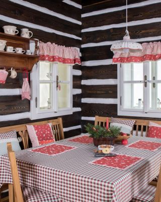 🕯️ Za oknem sníh, v krbu praská dřevo a stůl se třpytí v barvách Vánoc… ✨ Červeno-zelený kanafas se vzorem vloček a...