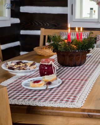 Červená, zelená a vůně chalupy 🌲 Tradiční Vánoce, jaké máme rádi ❤️ #vanoce #nachalupu #vanocnikolekce #ceskavyroba...