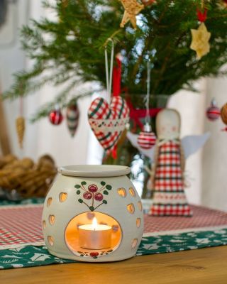 ✨ Mezi červeným a zeleným textilem se rozzářila i naše keramická Červenka. Jemné světlo, vůně zimy… a dárek, který potěší...