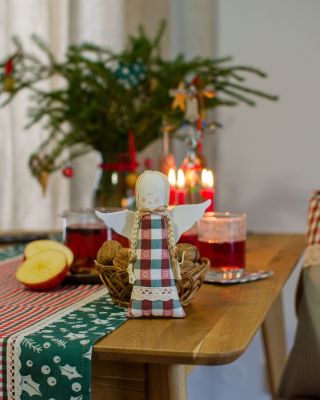 ✨ Andělka v tradiční červené a zelené ladí ke každému vánočnímu stolu. Krásná dekorace — i skvělý dárek 🎁 👉 Prohlédněte si...