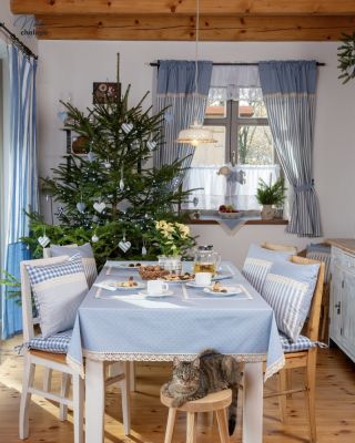 💙 Pomněnkové Vánoce jsou tu! Začínáme představovat naši světlou modrou kolekci – ubrusy, polštářky, sedáky i šité dekorace...