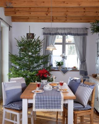 💙 Tmavě modrá, která umí navodit opravdovou sváteční atmosféru. V nabídce máme skladem běhouny, prostírky, povlaky na...