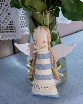 Malé věci, které dělají radost. Pomněnkové dekorace z tradičního kanafasu, ušité s lehkostí a citem 💙